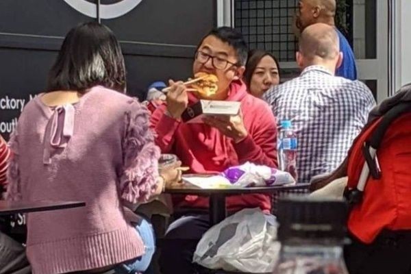 Kelakuan Kocak Orang Makan Dengan Menggunakan Sumpit Ini Bakal Bikin Kamu Ngakak